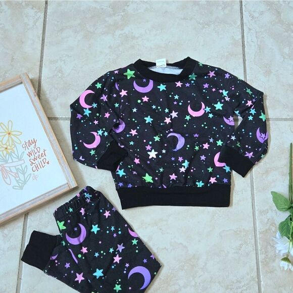 Galaxy stars and moon pattern glow in the dark 2-piece pajama set - Picture 4 of 16